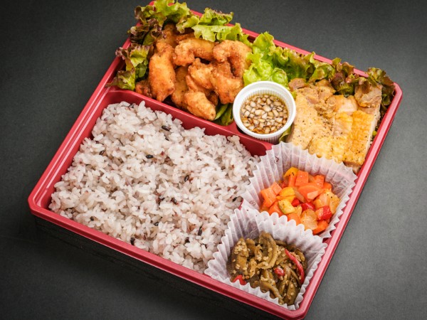 カサゴのスパイス揚げと鶏もも肉の葱ソース