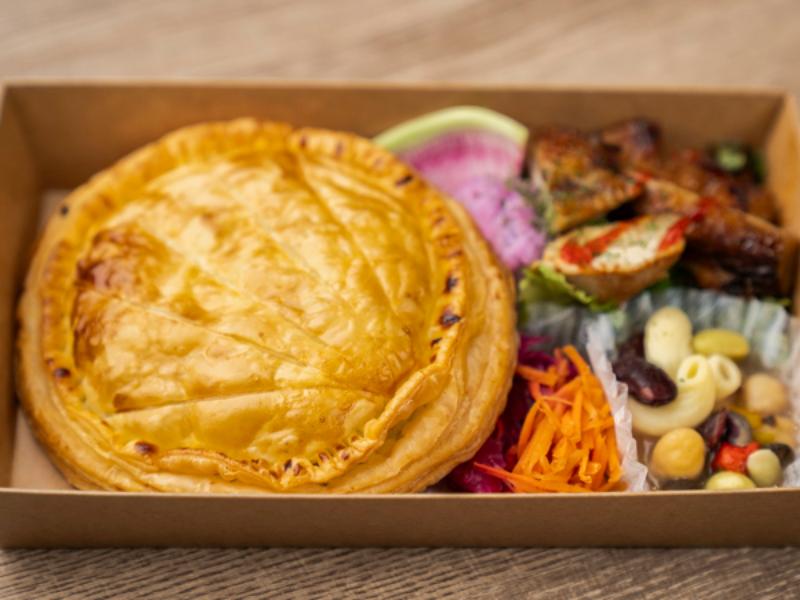 イカスミのパエリアパイ【LUNCHBOX】