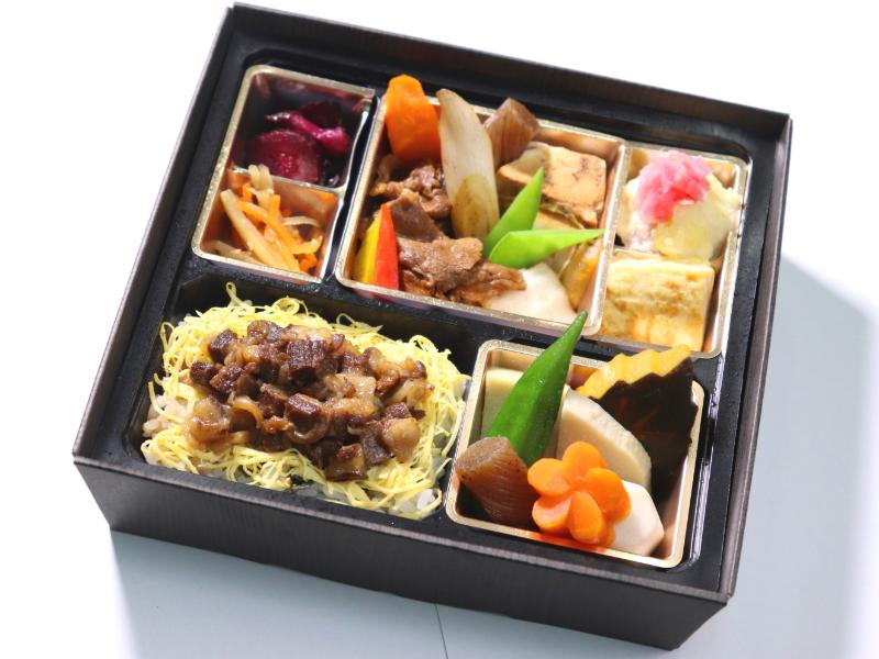 鶏そぼろご飯と彩り幕の内弁当