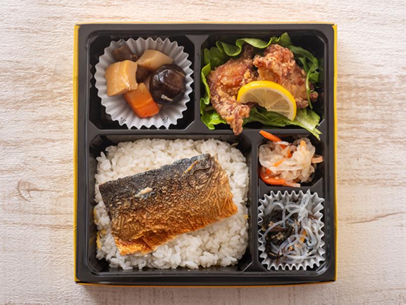 鶏の唐揚げと焼鯖のせ弁当