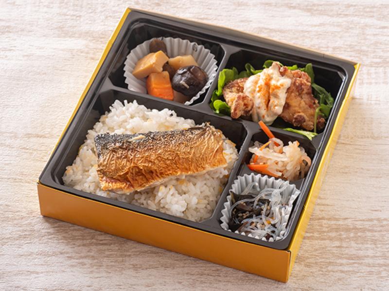 赤いチキン南蛮と鯖の塩焼きのせ弁当