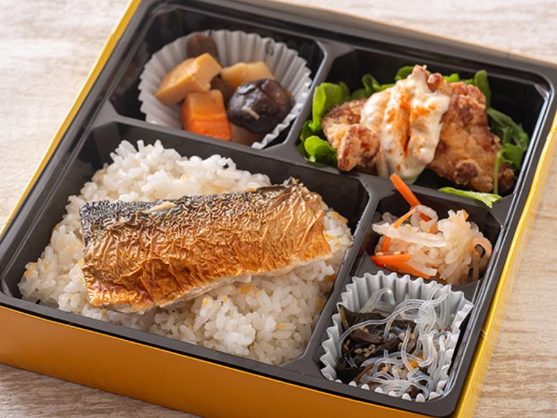 赤いチキン南蛮と鯖の塩焼きのせ弁当
