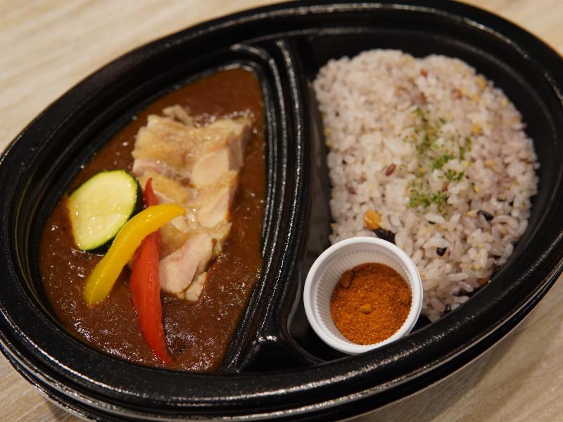 冷めても美味しい！黒毛七厘グリルチキンカレー（十六穀米）