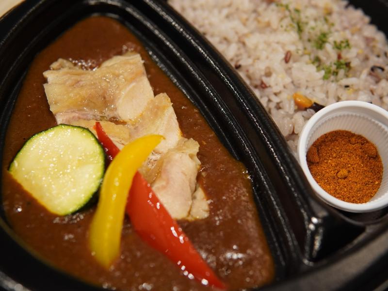 冷めても美味しい！黒毛七厘グリルチキンカレー（十六穀米）