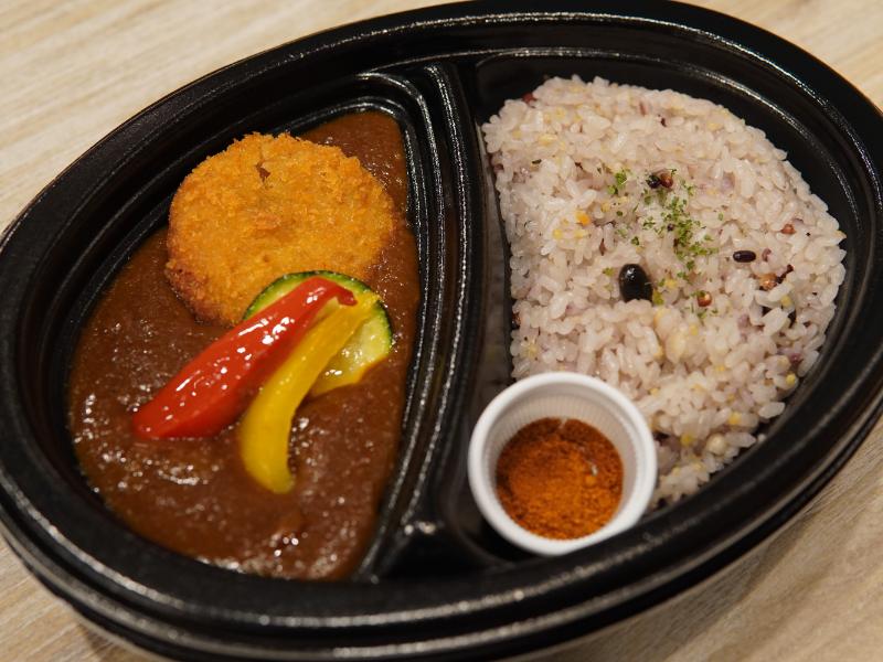 冷めても美味しい！黒毛七厘メンチカレー（十六穀米）