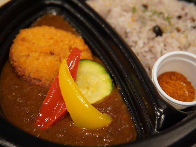 冷めても美味しい！黒毛七厘メンチカレー（十六穀米）