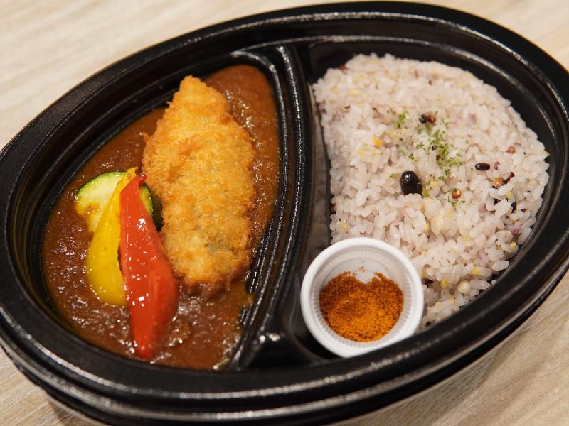 冷めても美味しい！黒毛七厘フィッシュフライカレー（十六穀米）