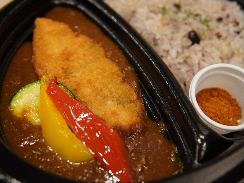 冷めても美味しい！黒毛七厘フィッシュフライカレー（十六穀米）