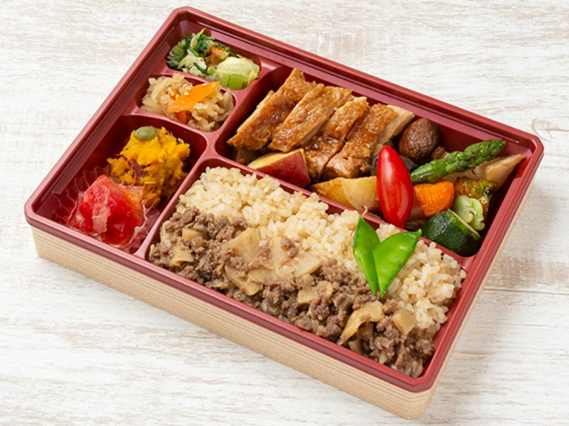 鶏の照り焼きと季節野菜（250㎖パック緑茶付き）