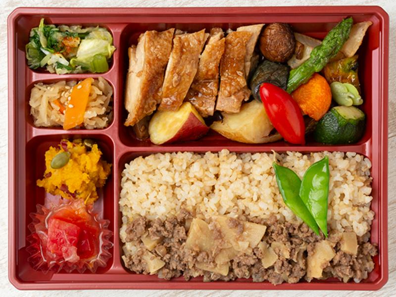 鶏の照り焼きと季節野菜（250㎖パック緑茶付き）