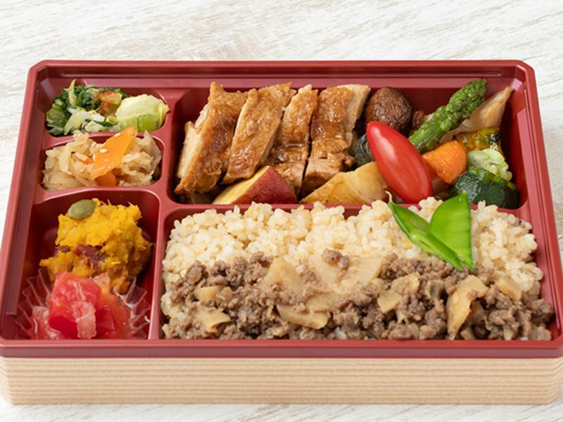 鶏の照り焼きと季節野菜（250㎖パック緑茶付き）