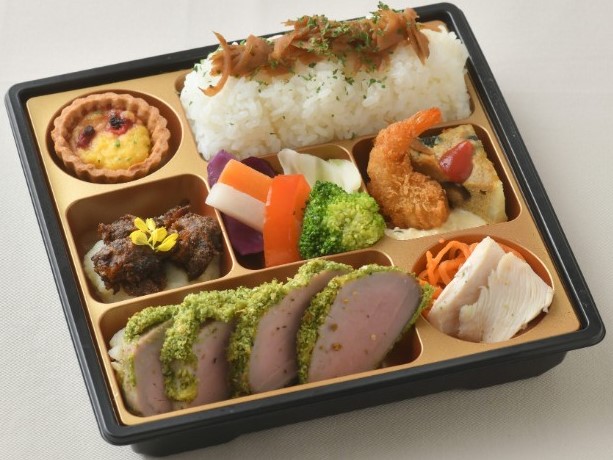 【500mlペット茶付き】プティコース弁当 豚ヒレ肉のペルシャード