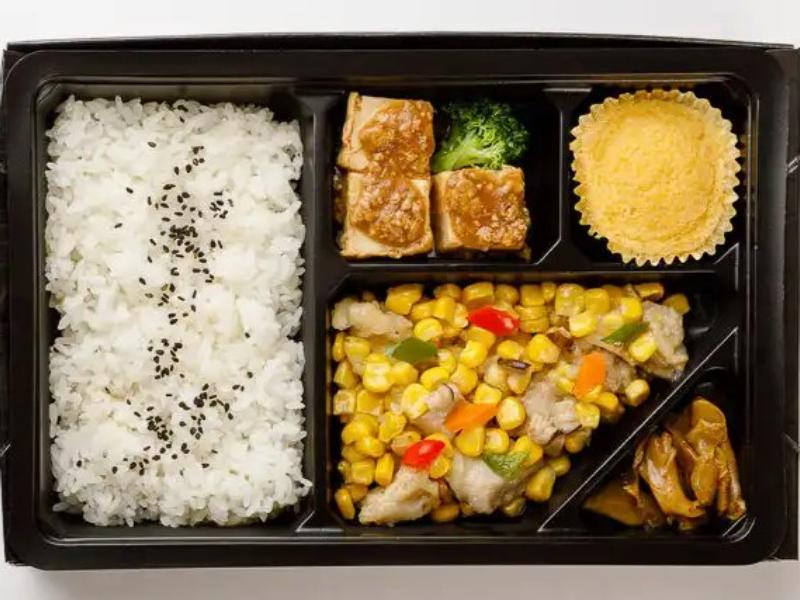 やわらか鶏肉とコーンの塩炒め弁当 白飯