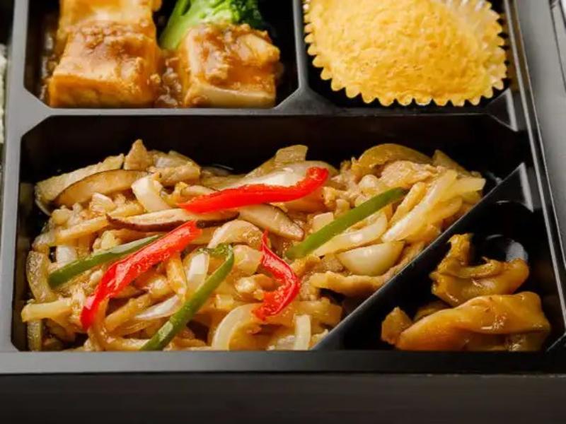 旨み溢れる豚肉と玉ねぎの炒め弁当　白飯