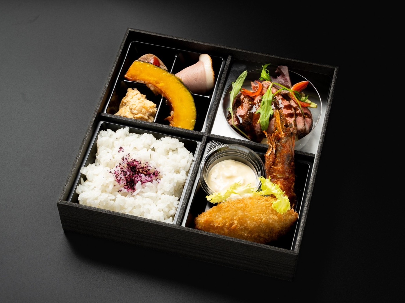UTSUGI 空木 ～赤身肉のタリアータとエビフライと白身フライ弁当～