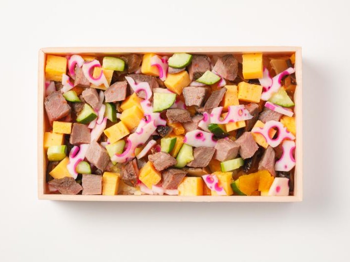 【懐石弁当】ローストビーフの彩りちらし弁当（紙パック茶250ml付）