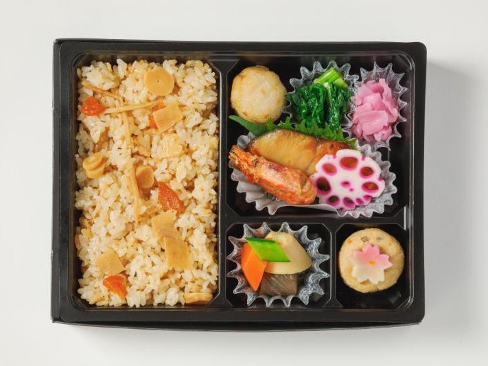 【春の季節弁当】さわらの柚庵焼きと筍ごはん弁当（紙パック茶250ml付）