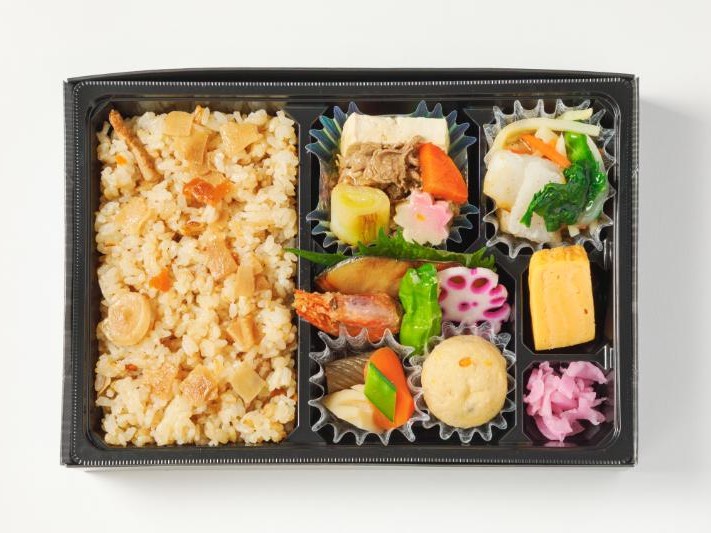 【春の季節弁当】牛すき焼きと鰆柚庵焼き鰈と春野菜の揚げ出し御膳（紙パック茶250ml付）