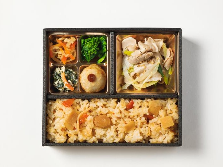 【懐石弁当】豚ネギ塩炒めと４種の惣菜弁当（炊き込みご飯）（紙パック茶250ml付）