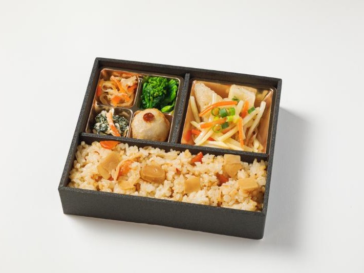 【懐石弁当】カレイと野菜の揚げ出しと４種の惣菜弁当（炊き込みご飯）（紙パック茶250ml付）