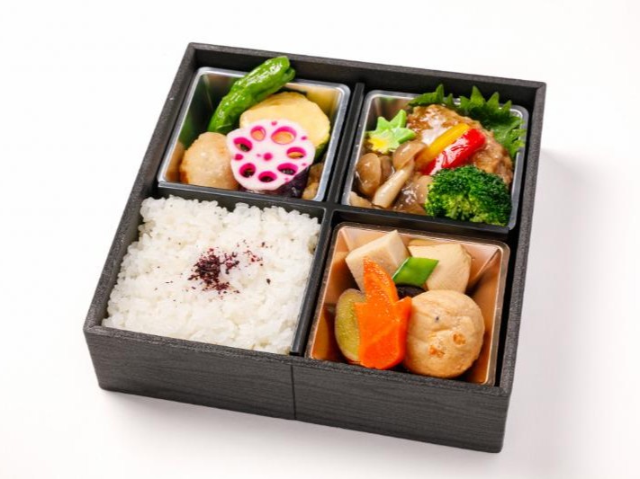 季節野菜と煮物と大豆ハンバーグのヴィーガン懐石和膳（紙パック茶250ml付）