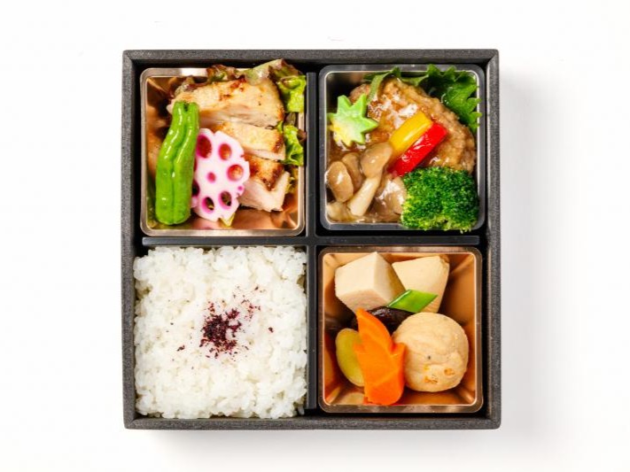 ハラール鶏の照り焼きと和風ハンバーグ弁当（紙パック茶250ml付）