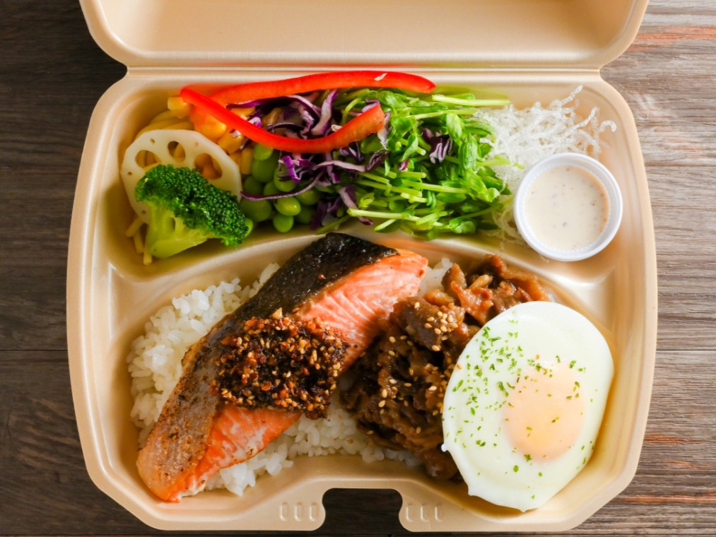 8種野菜のザクザクゴマ醤油サーモン＆焼肉弁当