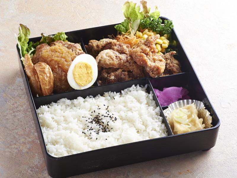 ハンバーグと唐揚げ弁当