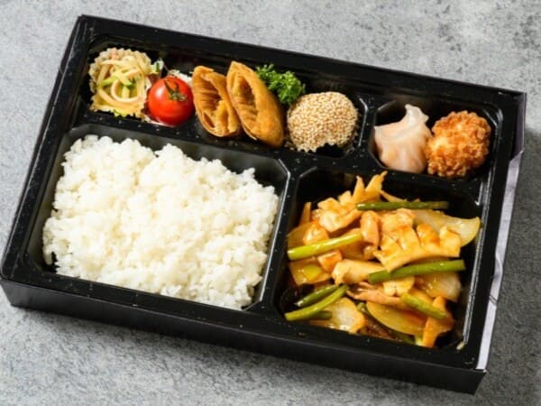 ニンニクの芽とイカ豚肉のカキソース炒め弁当