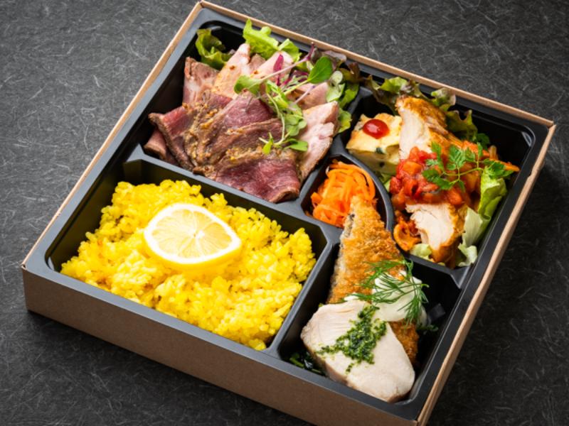 国産牛醤油麹漬け焼ローストビーフ＆ハーブローストポーク弁当