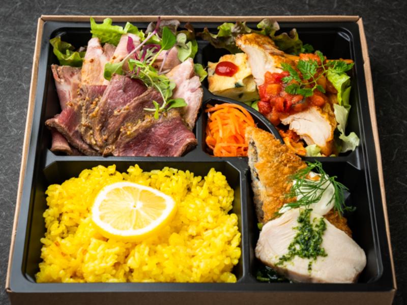 国産牛醤油麹漬け焼ローストビーフ＆ハーブローストポーク弁当