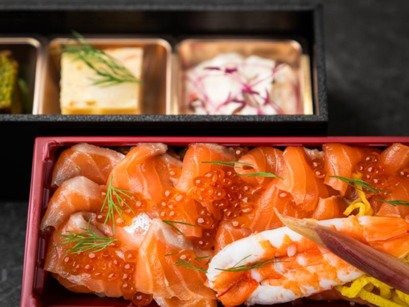 ハーブマリネタスマニアサーモン バルサミコちらし寿司弁当〜3種のミニ小鉢付き〜