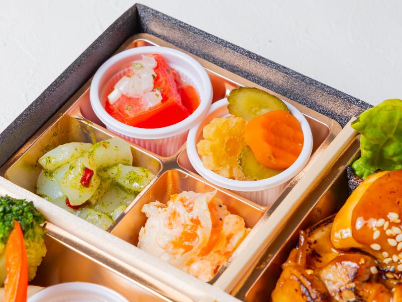 季節の副菜パエリアとグリルチキン洋膳