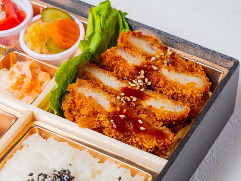季節の副菜白ごはんとポークカツ御膳