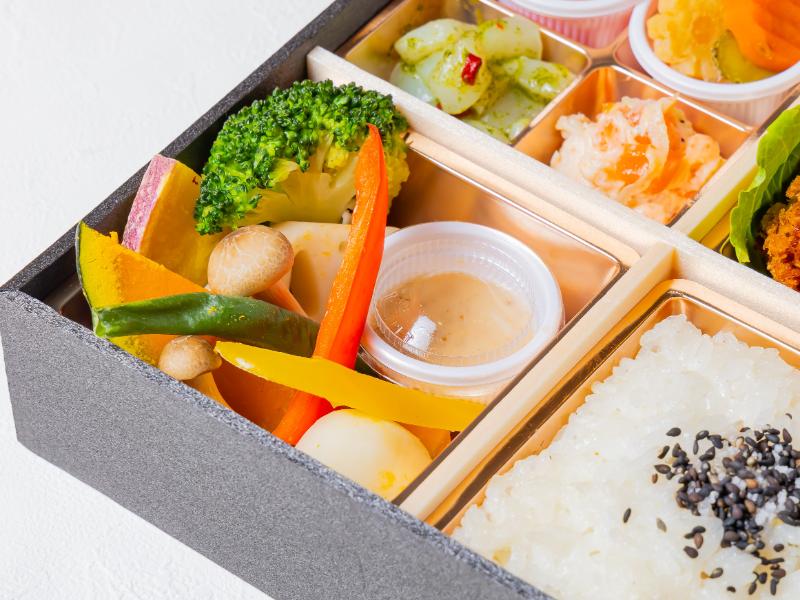 季節の副菜白ごはんとポークカツ御膳