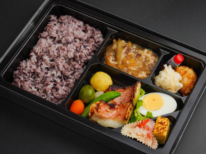 牛すき煮と名物しゅうまい二種 魚の西京焼の彩野菜弁当
