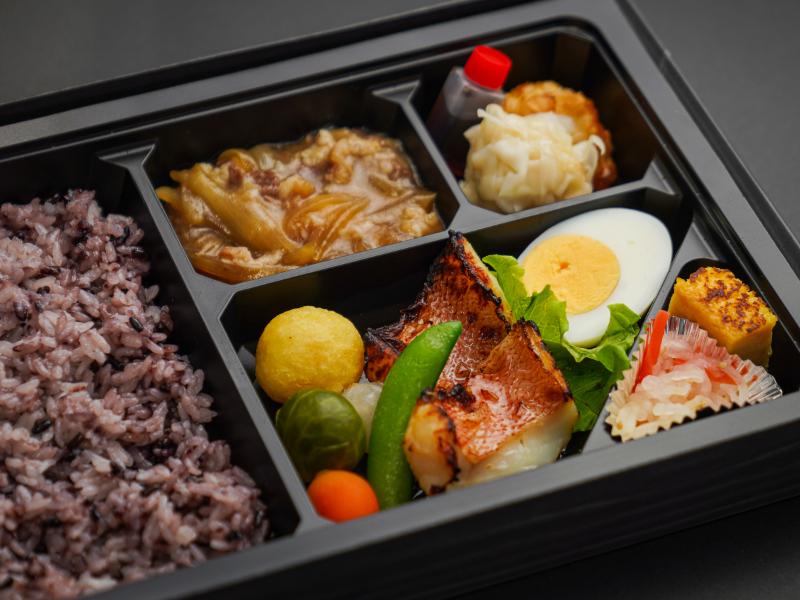 牛すき煮と名物しゅうまい二種 魚の西京焼の彩野菜弁当