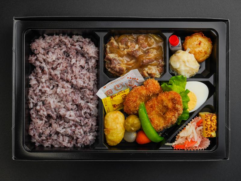 牛すき煮と名物 しゅうまい二種 一口ヒレカツの彩野菜弁当