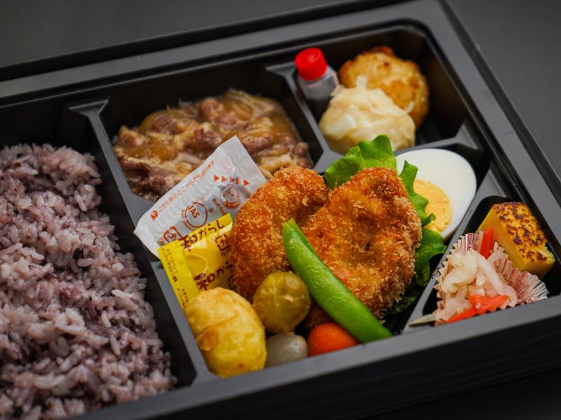 牛すき煮と名物 しゅうまい二種 一口ヒレカツの彩野菜弁当