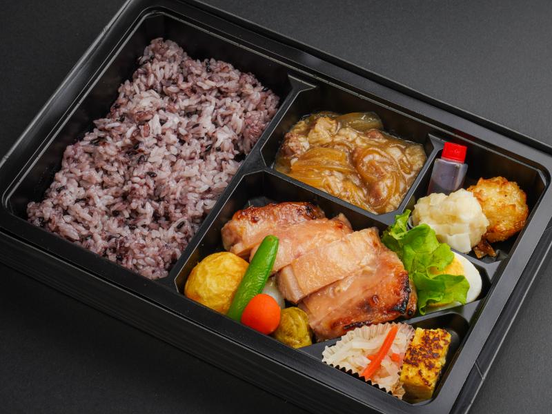 牛すき煮と名物しゅうまい二種 鶏の西京焼の彩野菜弁当