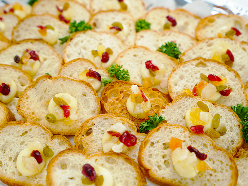 ヤギのチーズ、蜂蜜、フルーツのクロスティーニ レシピ