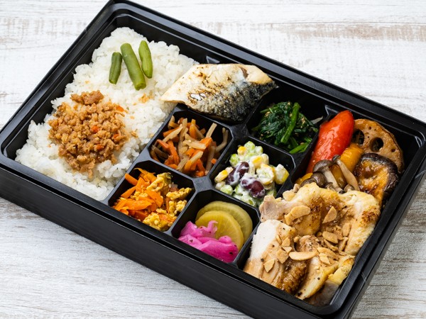 幕ノ内（上）ガーリックチキン＆低温焼きサバ