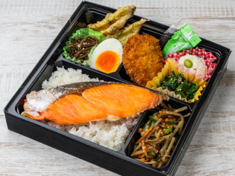 焼き銀鮭とバラエティおかずの幕の内弁当