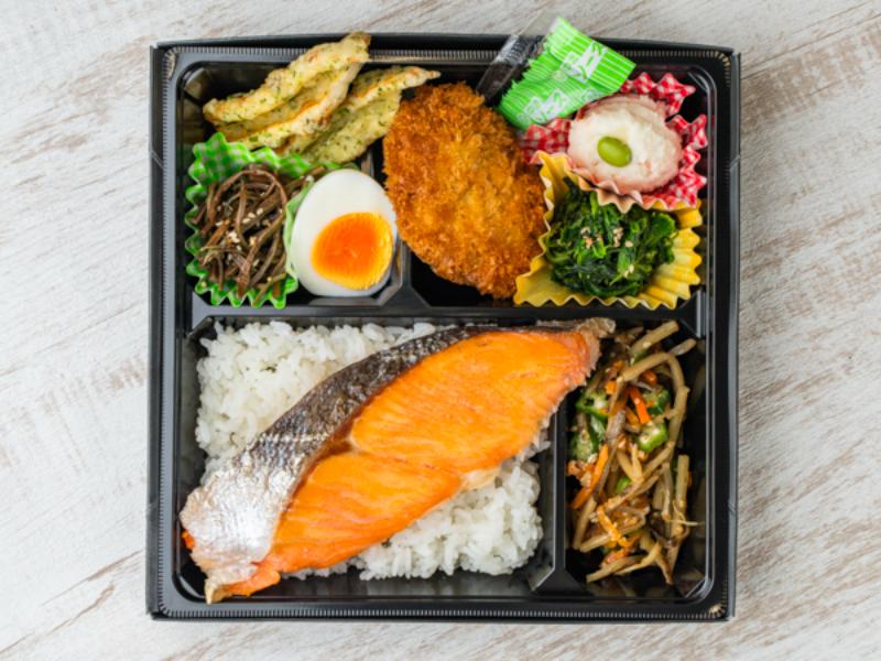 焼き銀鮭とバラエティおかずの幕の内弁当
