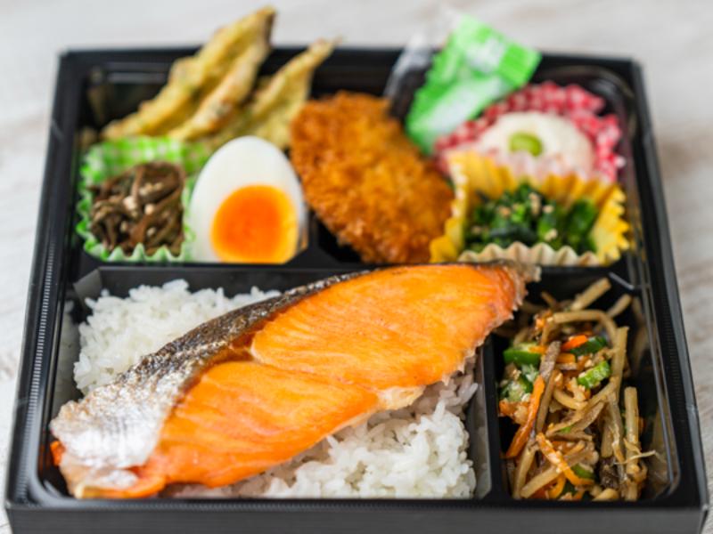 焼き銀鮭とバラエティおかずの幕の内弁当
