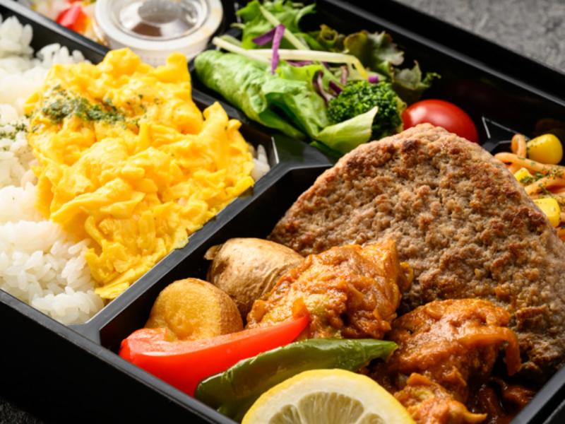 煮込みチキン＆牛ハンバーグの無水オムカレー御膳