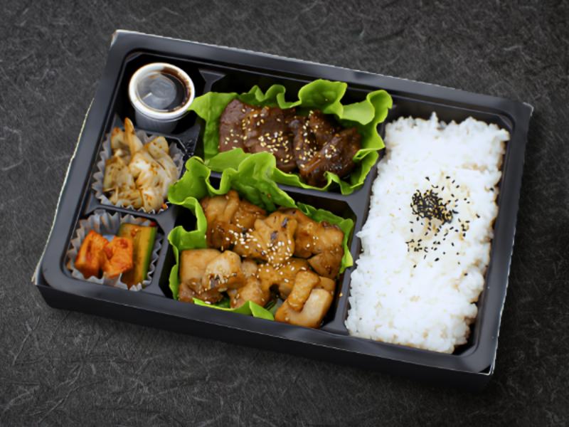 鶏のせせり（塩ダレ）と牛カルビ（甘辛味噌ダレ）焼肉弁当
