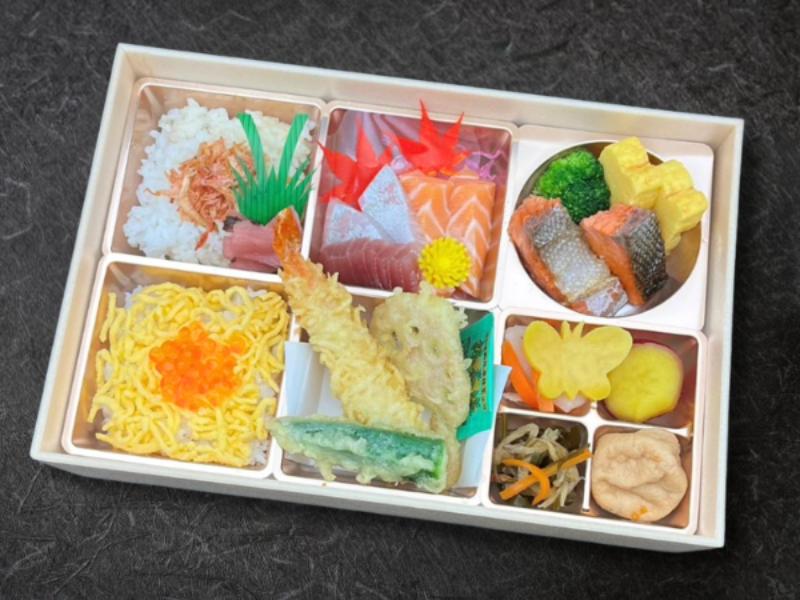お刺身3種と甘鮭の旨塩焼き弁当