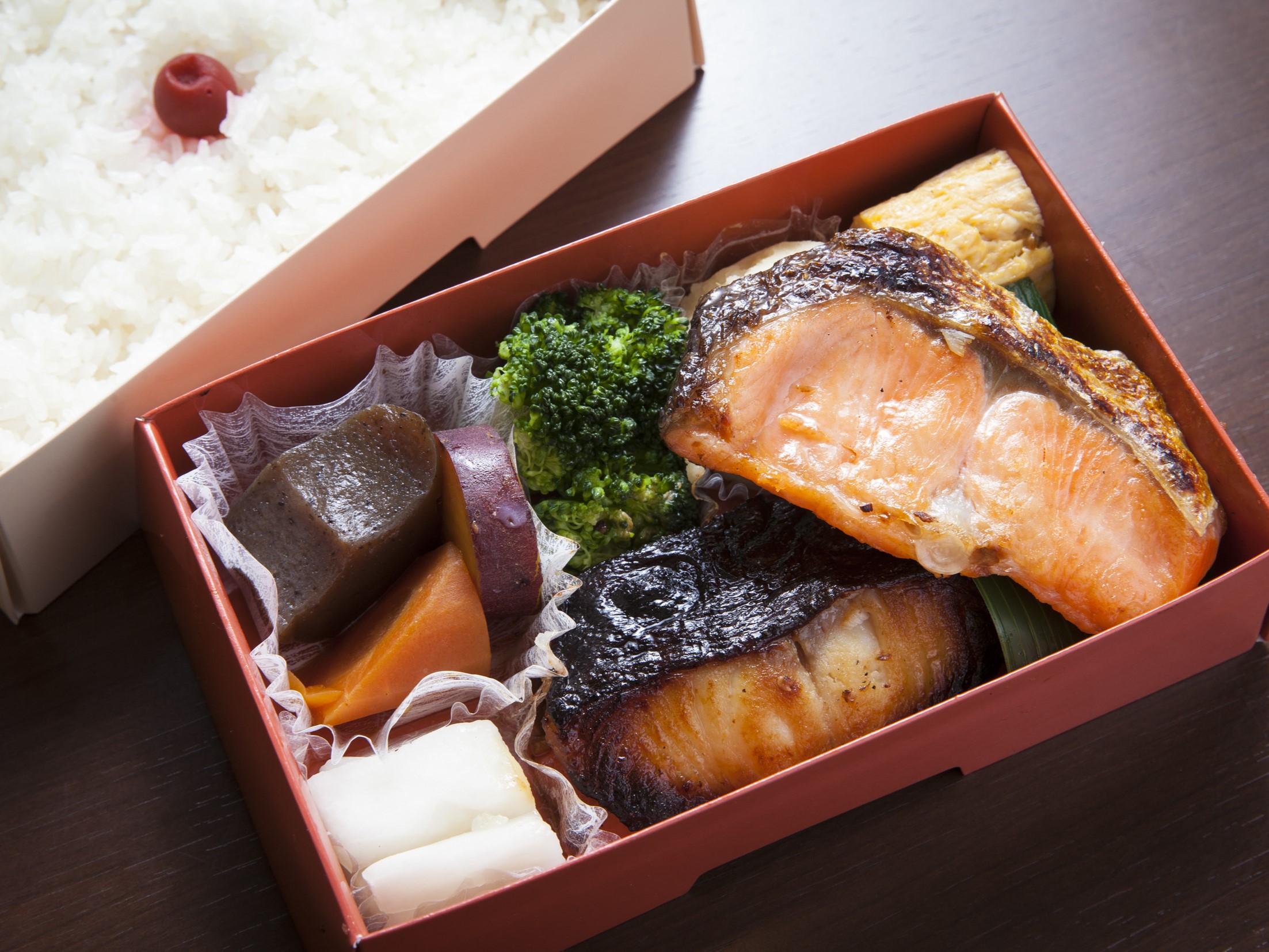 銀だら醬油・しゃけ塩焼き弁当