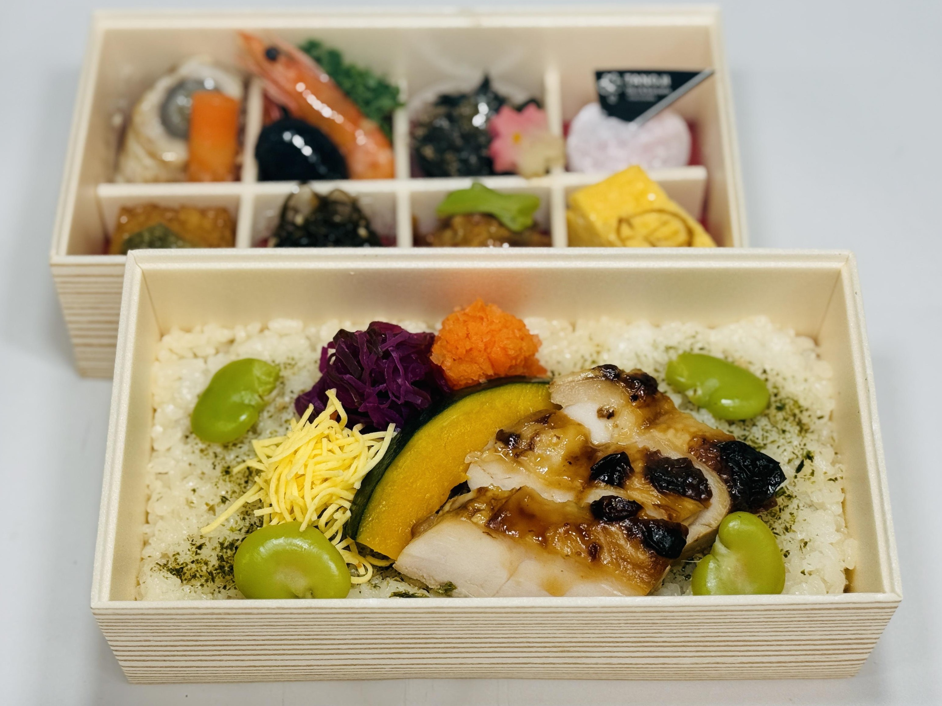 大山鶏の照焼きと空豆ご飯弁当